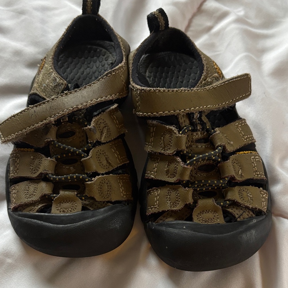Keen Kids Closed-Toe Sandals in Olive/Tan with Black Soles